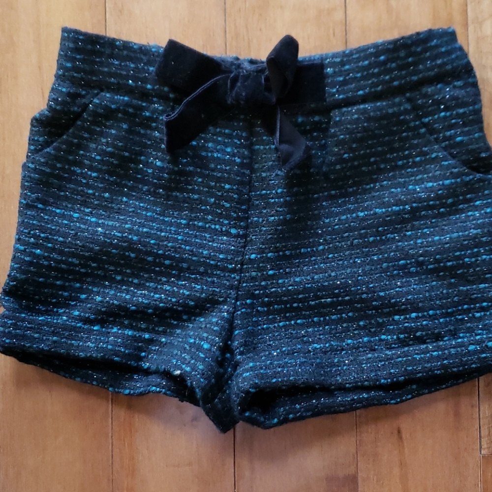 Girls shorts with black velvet bow, 4-5yrs